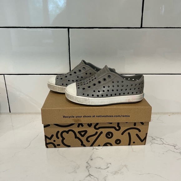 Native Shoes Other - Native shoes Jefferson pigeon grey/shell white size c6